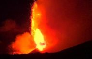 L'Etna torna ad eruttare: fontane di lava illuminano la notte