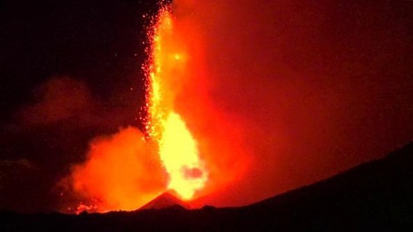 L'Etna torna ad eruttare: fontane di lava illuminano la notte
