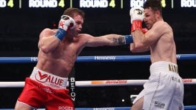 Boxe, Canelo fa un capolavoro: dominato il 'gigante' Smith. Poi l'annuncio: 