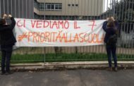 Il Natale fuori dai cancelli della fabbrica che chiude degli operai di Osnago: la solidarietà di tutto il paese