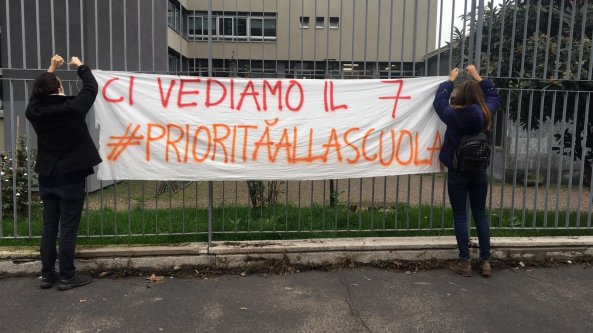 Il Natale fuori dai cancelli della fabbrica che chiude degli operai di Osnago: la solidarietà di tutto il paese