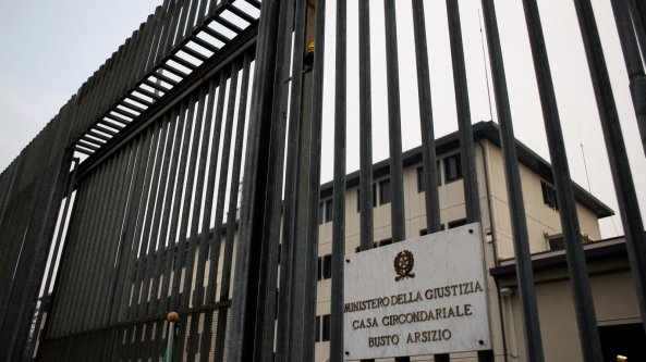 Corruzione, favori e furti nel carcere di Busto Arsizio: sette arresti, ci sono detenuti e un dipendente