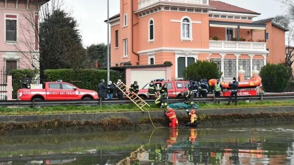 Il corpo di un uomo trovato nel Naviglio a Pavia: la sua auto era a due chilometri di distanza