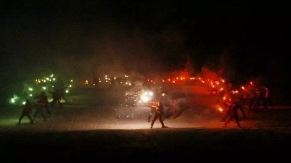 Courmayeur, la fiaccolata statica dei maestri di sci contro il lungo inverno in isolamento