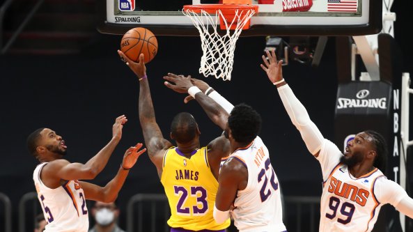 Basket, riparte la Nba: le ambizioni di Clippers e Milwaukee, il dubbio Harden. Ma i favoriti restano i Lakers
