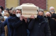 A Vicenza il funerale di Paolo Rossi, i campioni di Spagna 1982 portano la bara