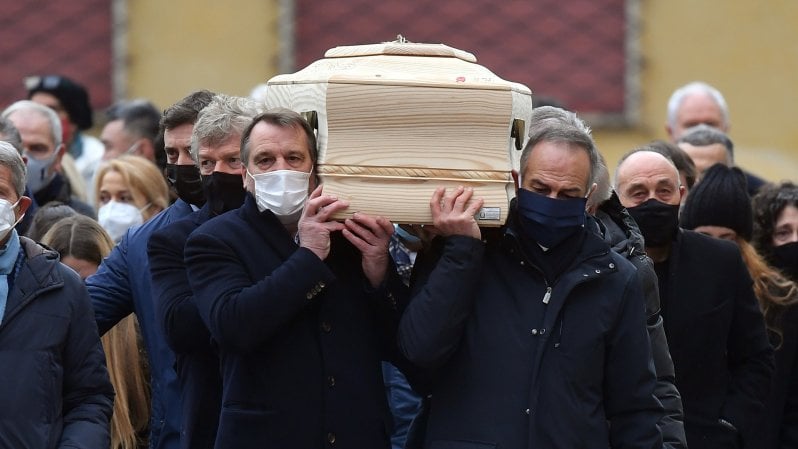 A Vicenza il funerale di Paolo Rossi, i campioni di Spagna 1982 portano la bara