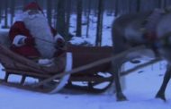 Così inizia il viaggio di Babbo Natale: la partenza in slitta per consegnare i regali