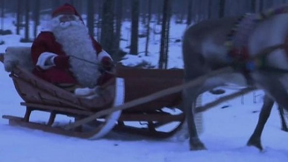 Così inizia il viaggio di Babbo Natale: la partenza in slitta per consegnare i regali