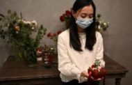Elise P, la fioraia di Hong Kong che aiuta i prigionieri a mandare i regali di Natale
