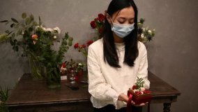 Elise P, la fioraia di Hong Kong che aiuta i prigionieri a mandare i regali di Natale