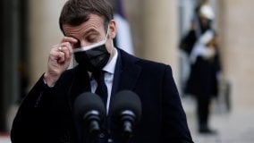 Francia, il presidente Macron positivo al test Covid. L'Eliseo: 