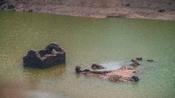 Dal lago sbuca il paese che non c'è più