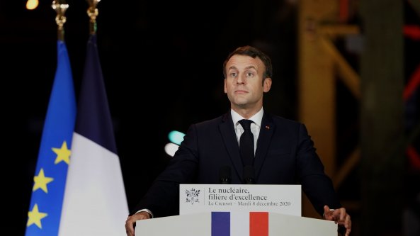 Macron fa l'elogio del nucleare