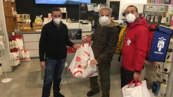 L'imprenditore che per Natale regala le mascherine ai rider