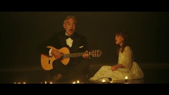 Andrea Bocelli e la figlia Virginia cantano insieme 'Hallelujiah '   