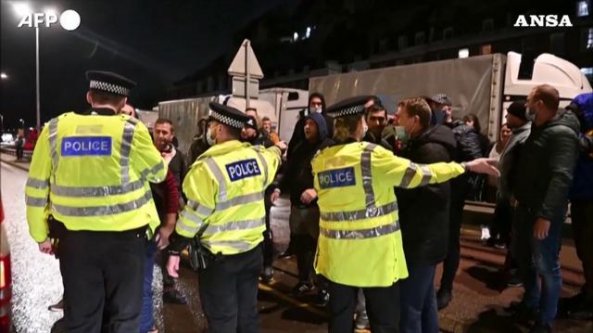 Gb, la polizia blocca i camionisti al porto di Dover: 