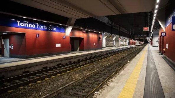A piedi nella galleria, travolto da un treno regionale a Porta Susa