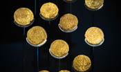 Trova un tesoro nel giardino di casa: 64 monete d'oro della dinastia dei Tudor