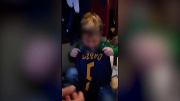 Gli regalano la maglia di Dzeko, lacrime di gioia del bambino