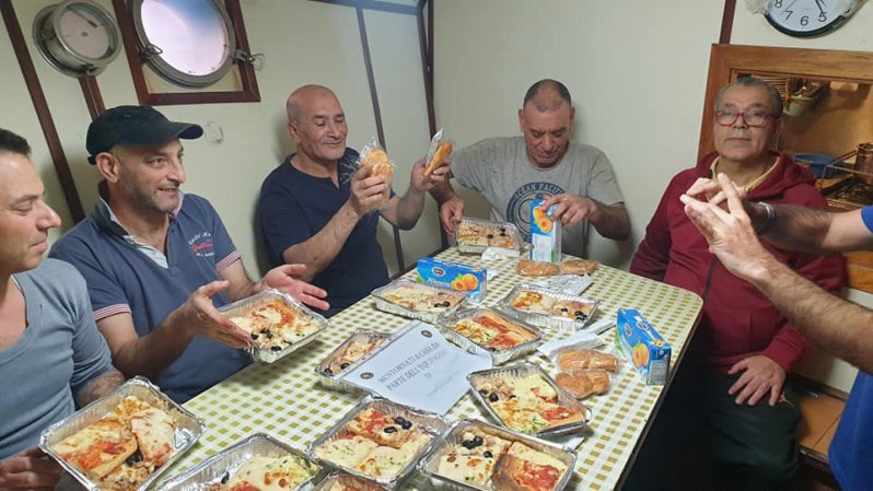 Mazara, i pescatori liberati arrivano al porto. L'urlo di gioia delle famiglie