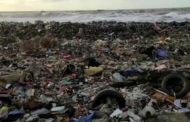 Mareggiata sulla costa, la spiaggia sembra una discarica a cielo aperto