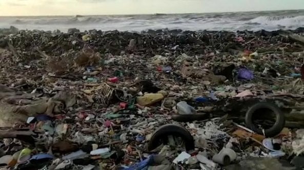 Mareggiata sulla costa, la spiaggia sembra una discarica a cielo aperto