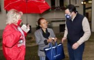 Salvini, la beneficenza di Natale si trasforma in gaffe: scambia una signora per una clochard e le dona un pacco
