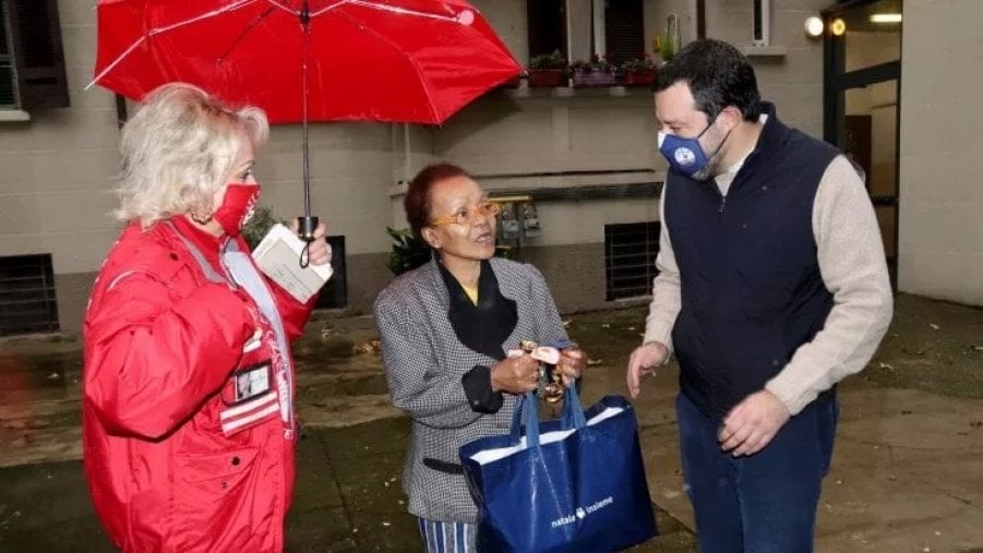 Salvini, la beneficenza di Natale si trasforma in gaffe: scambia una signora per una clochard e le dona un pacco