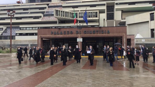 Napoli, protesta dei magistrati onorari: “Trattati come rider della giustizia