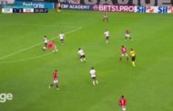 Il clamoroso errore del portiere: ma l'avversario non ne approfitta