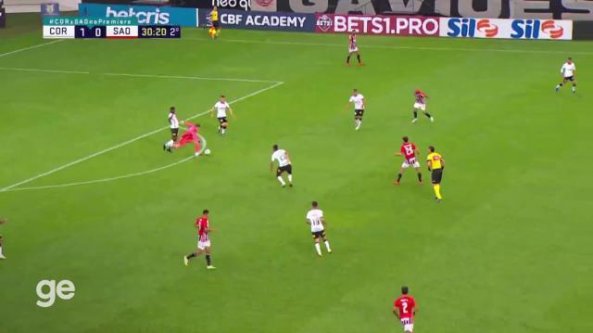 Il clamoroso errore del portiere: ma l'avversario non ne approfitta