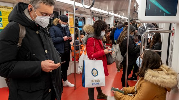 Metro a Milano, senza biglietto aggredisce tutor di Atm alla fermata di M3 in Duomo: arrestato