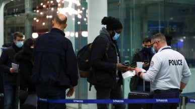 Coronavirus nel mondo, Francia: arrivati i primi passeggeri dal Regno Unito. Di Maio firma l'ordinanza per far rientrare gli italiani