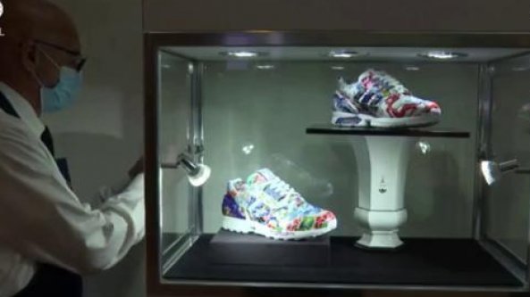 All'asta un paio di sneakers con parti in porcellana: valgono un milione di dollari
