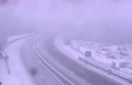 In Liguria bufera di neve su A26 e A7, tratti chiusi temporaneamente. Tir e auto bloccate, interviene la Protezione Civile