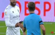 Liga, c'è un cellulare in campo: il giocatore lo consegna all'arbitro