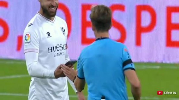 Liga, c'è un cellulare in campo: il giocatore lo consegna all'arbitro