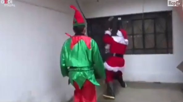 Blitz antidroga travestiti: così Babbo Natale ed Elfo irrompono nel covo   