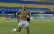 Lo spogliarello del calciatore dopo il gol: ora rischia la squalifica