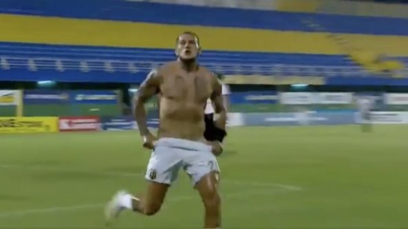 Lo spogliarello del calciatore dopo il gol: ora rischia la squalifica