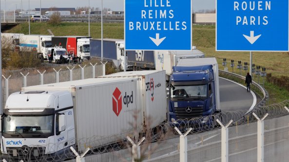 Effetto Brexit,  30 km di camion incolonnati. Maxi ingorgo alla frontiera del Regno Unito