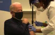 Joe Biden si vaccina in diretta televisiva: 