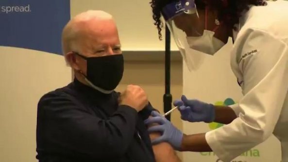 Joe Biden si vaccina in diretta televisiva: 