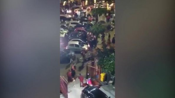 Maxi rissa di Natale, folla e botte in strada nonostante il lockdown    