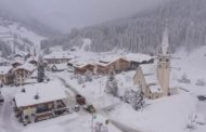 Oltre due metri di neve a Arabba: il paese nel cuore delle Dolomiti è isolato