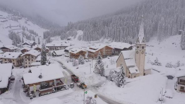 Oltre due metri di neve a Arabba: il paese nel cuore delle Dolomiti è isolato