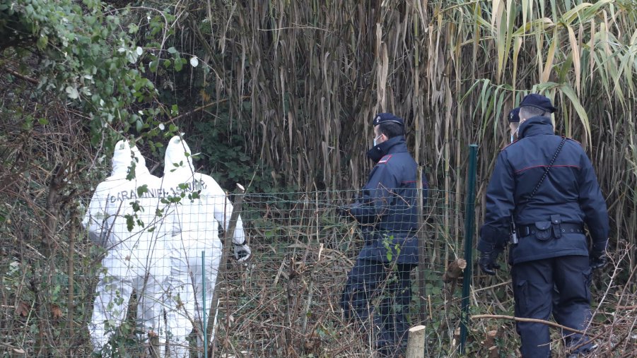 Firenze, trovata la quarta valigia nel campo dei cadaveri. Riconosciuto l'uomo ucciso: ' l'albanese Shpetim Pasho scomparso nel 2015 insieme alla moglie