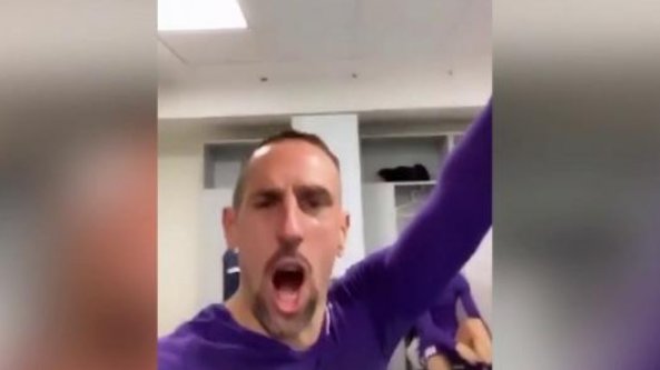 Ribery scatenato dopo il 3-0 sulla Juventus: è festa negli spogliatoi dei viola