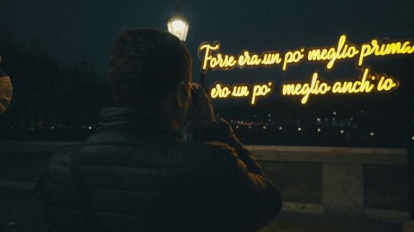 I versi di Franco126 sui ponti di Roma e Milano: le sue parole illuminano le città